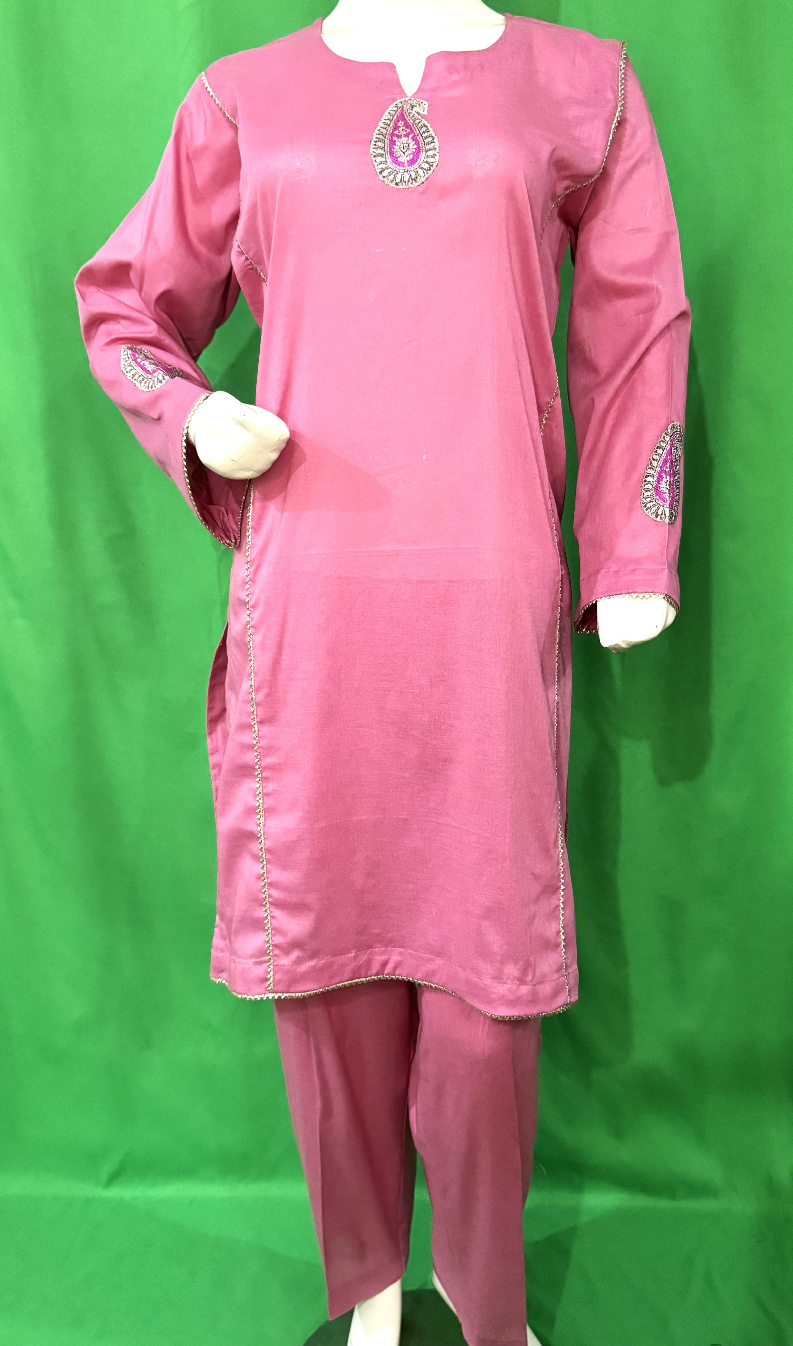 URG:22P 3Pcs lawn suit with tilla paisley patches on front and sleeves