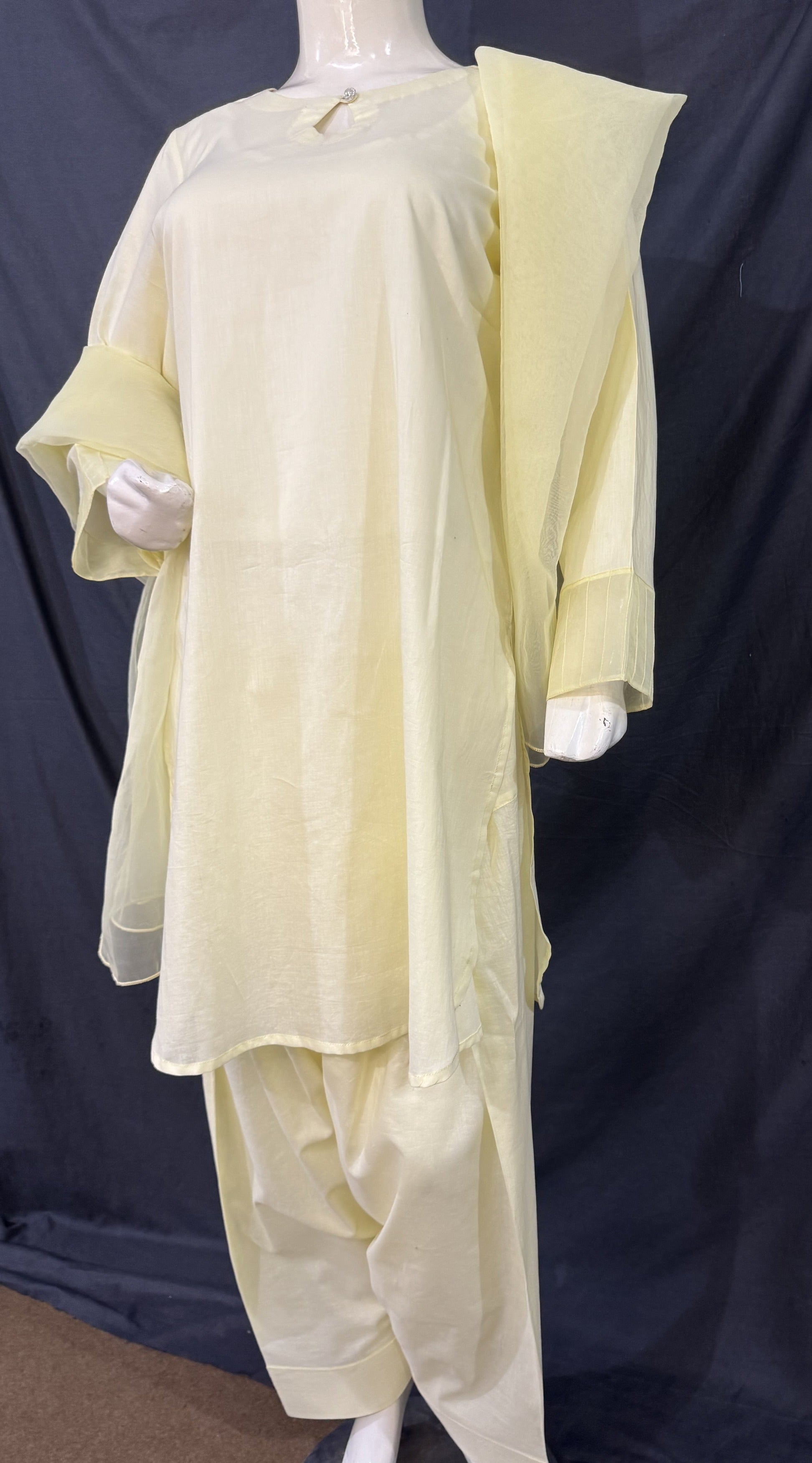 URG-15P 3PCS Pestel lawn shirt with farshi shalwar and organza dupatta.