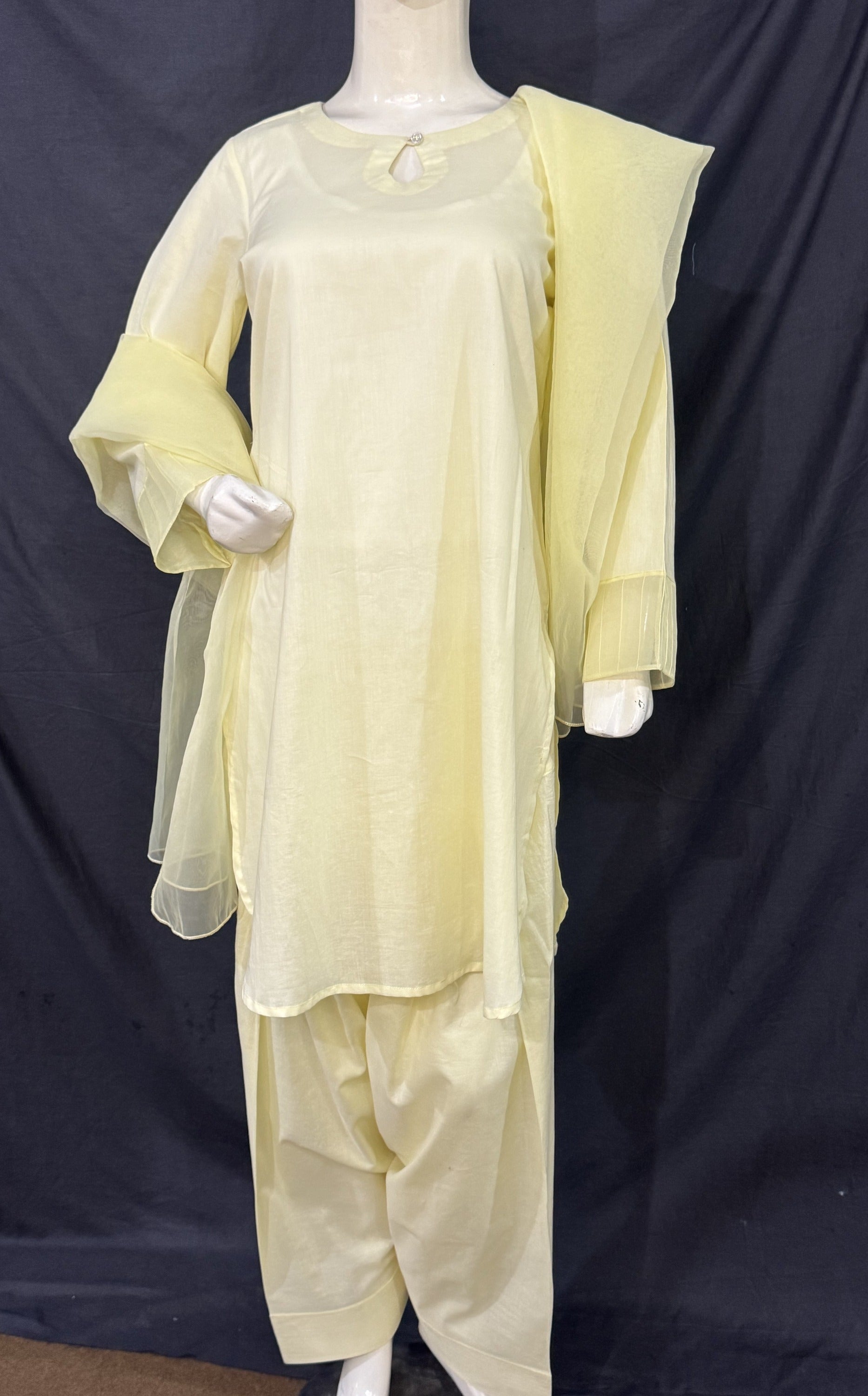 URG-15P 3PCS Pestel lawn shirt with farshi shalwar and organza dupatta.