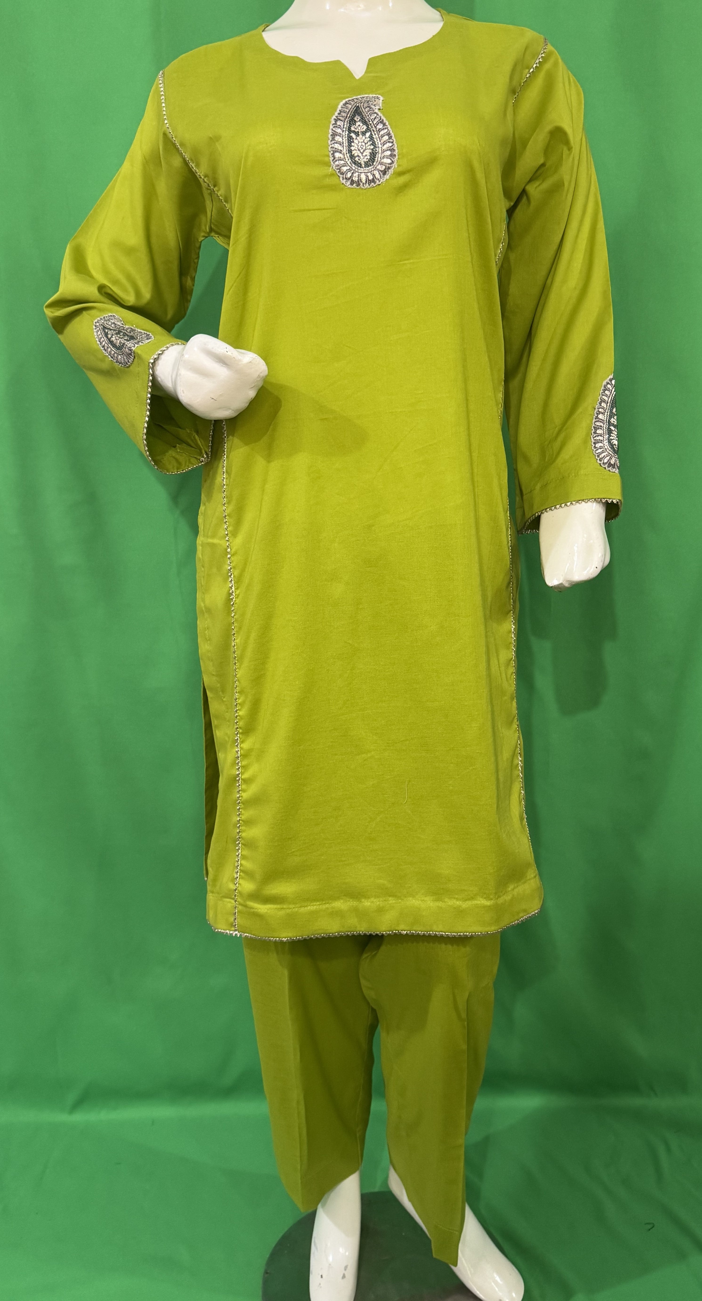 URG:20P  3Pcs lawn suit with tilla paisley patches on front and sleeves