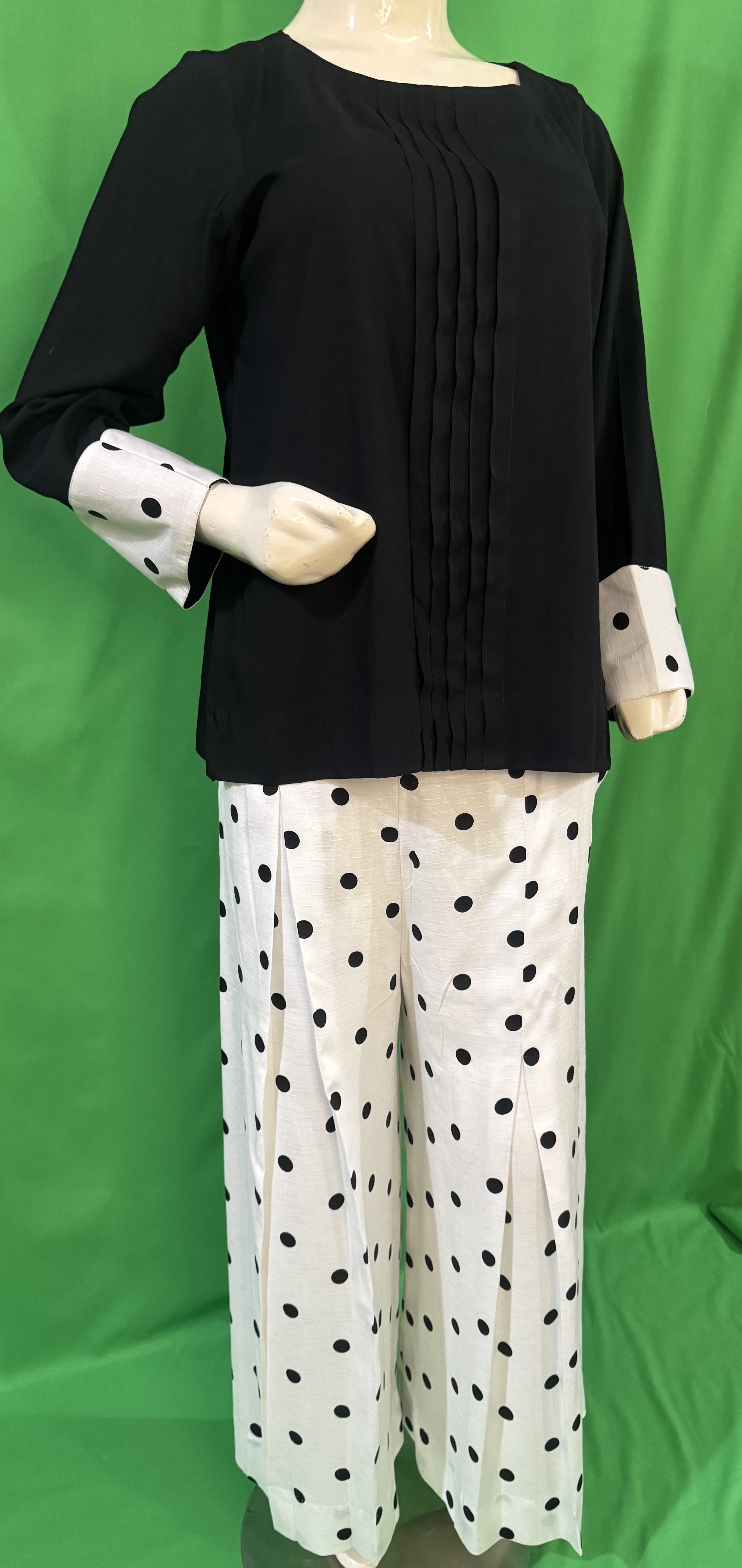 UMH-13 2-Pcs Black & White Linen Set
