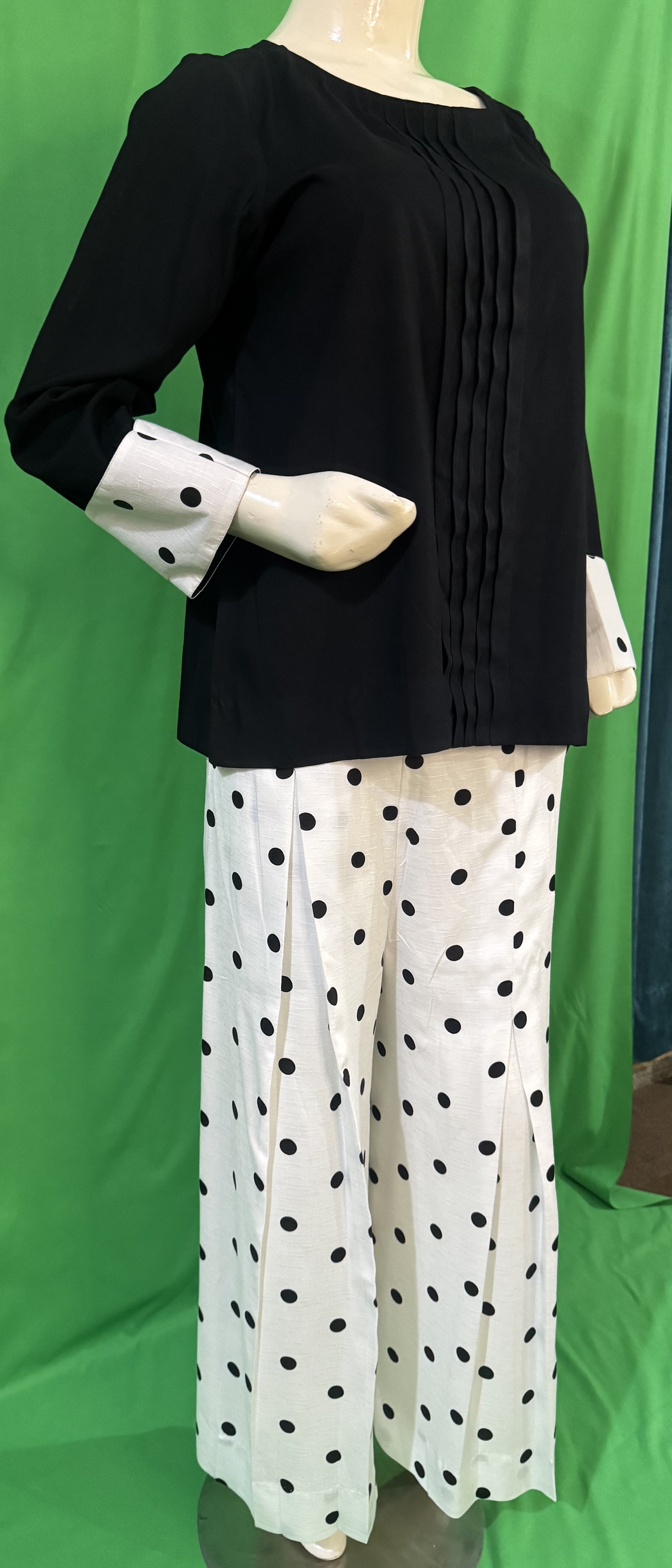 UMH-13 2-Pcs Black & White Linen Set