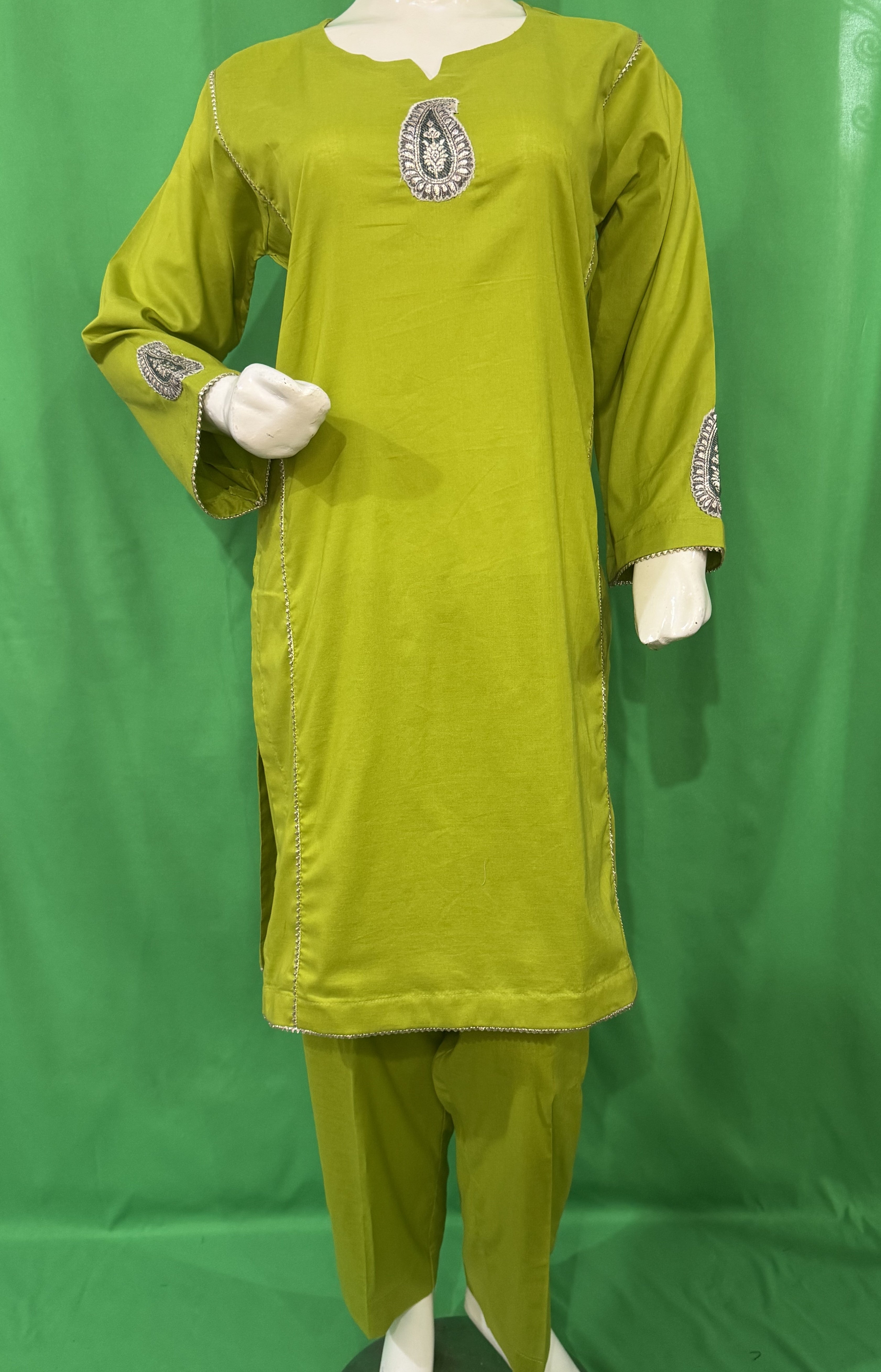 URG:20P  3Pcs lawn suit with tilla paisley patches on front and sleeves